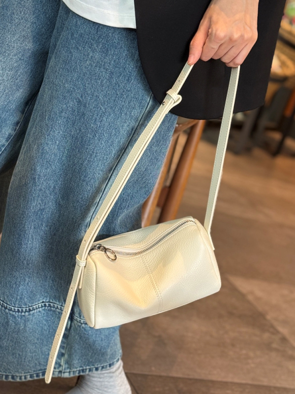 Torba u obliku jastuka od kože prvog sloja, s jednim remenom, horizontalnog kvadratnog oblika, zatvarač, poliester podstava, unutarnji džepovi sa skrivenim zipom i džep za mobitel