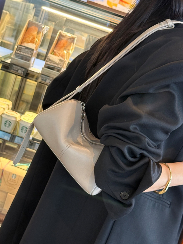 Torba u obliku jastuka od kože prvog sloja, s jednim remenom, horizontalnog kvadratnog oblika, zatvarač, poliester podstava, unutarnji džepovi sa skrivenim zipom i džep za mobitel