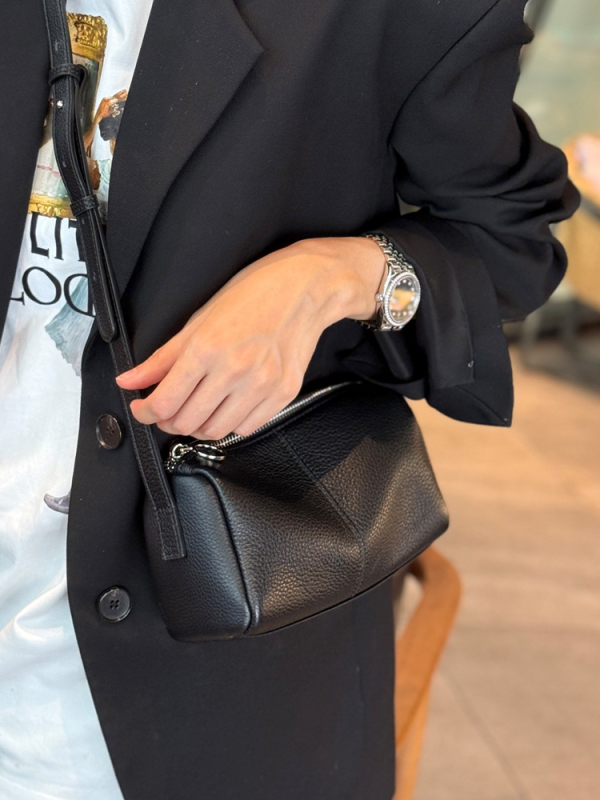 Torba u obliku jastuka od kože prvog sloja, s jednim remenom, horizontalnog kvadratnog oblika, zatvarač, poliester podstava, unutarnji džepovi sa skrivenim zipom i džep za mobitel