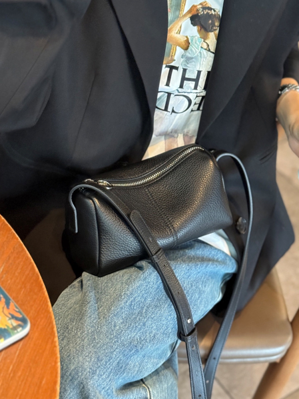 Torba u obliku jastuka od kože prvog sloja, s jednim remenom, horizontalnog kvadratnog oblika, zatvarač, poliester podstava, unutarnji džepovi sa skrivenim zipom i džep za mobitel