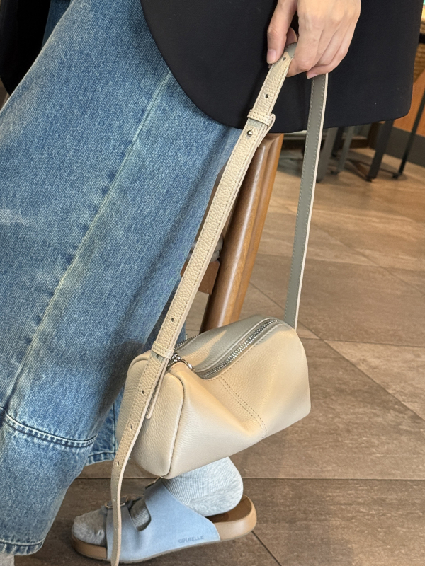 Torba u obliku jastuka od kože prvog sloja, s jednim remenom, horizontalnog kvadratnog oblika, zatvarač, poliester podstava, unutarnji džepovi sa skrivenim zipom i džep za mobitel