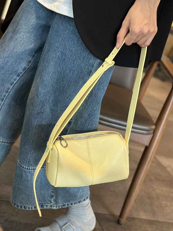 Torba u obliku jastuka od kože prvog sloja, s jednim remenom, horizontalnog kvadratnog oblika, zatvarač, poliester podstava, unutarnji džepovi sa skrivenim zipom i džep za mobitel