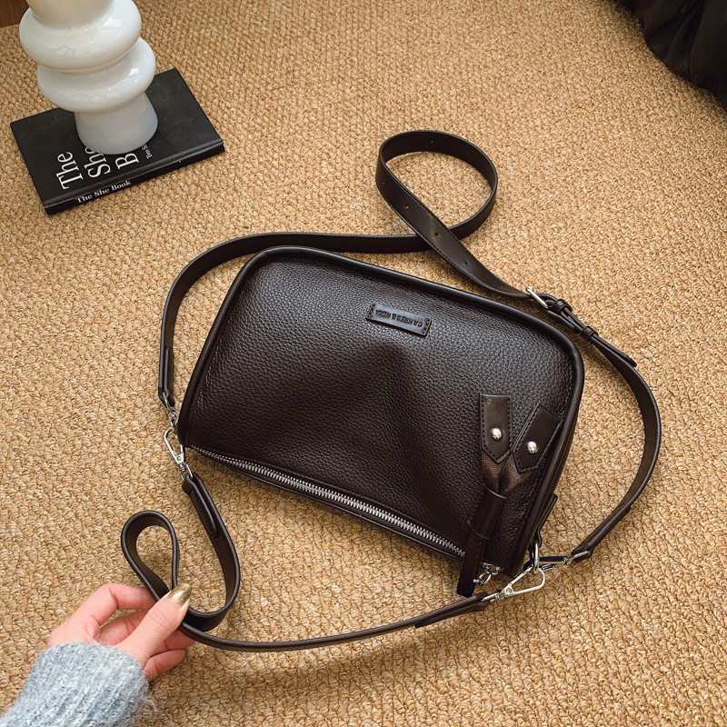 Torba za rame — oblik jastuka, PU materijal, urbani minimalistički stil, zatvarač na zip, skriveni džep sa zipom (Oblik jastuka; PU materijal; Urbani minimalistički stil; Zatvarač na zip; Skriveni džep sa zipom)