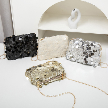 Lančana torbica preko ramena sa šljokicama - Materijal: poliester; Podstava: poliester; Otvaranje: zatvarač; Oblik: vodoravni kvadrat; Godina/Sezona: proljeće 2025