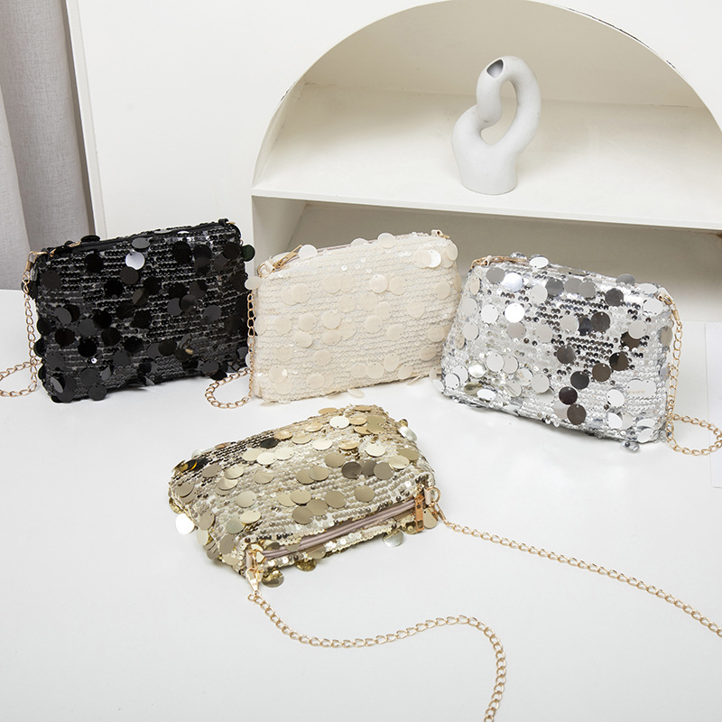 Lančana torbica preko ramena sa šljokicama - Materijal: poliester; Podstava: poliester; Otvaranje: zatvarač; Oblik: vodoravni kvadrat; Godina/Sezona: proljeće 2025