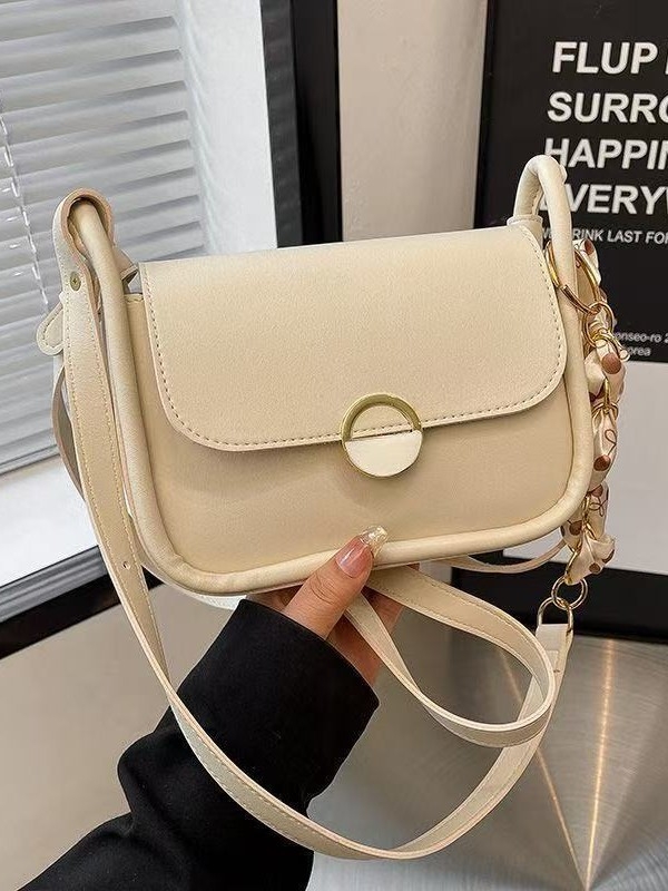 Ženska torbica pod pazuhom s teksturiranim PU materijalom i lancem, horizontalni kvadratni oblik, magnetska kopča