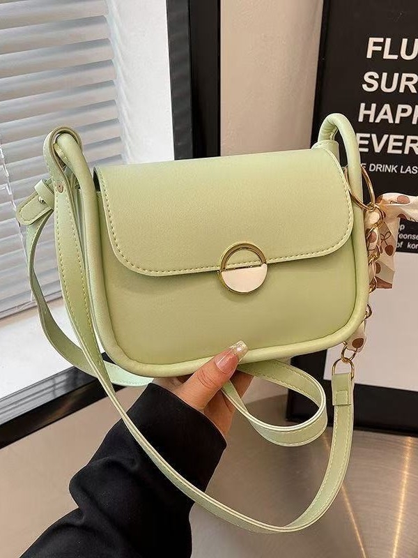 Ženska torbica pod pazuhom s teksturiranim PU materijalom i lancem, horizontalni kvadratni oblik, magnetska kopča