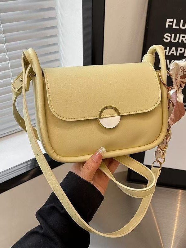 Ženska torbica pod pazuhom s teksturiranim PU materijalom i lancem, horizontalni kvadratni oblik, magnetska kopča