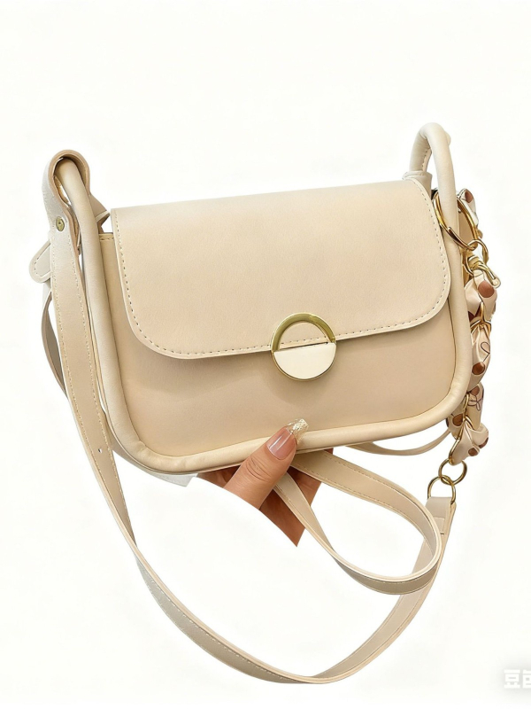 Ženska torbica pod pazuhom s teksturiranim PU materijalom i lancem, horizontalni kvadratni oblik, magnetska kopča