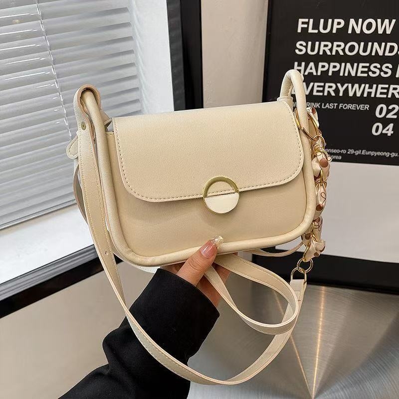 Ženska torbica pod pazuhom s teksturiranim PU materijalom i lancem, horizontalni kvadratni oblik, magnetska kopča