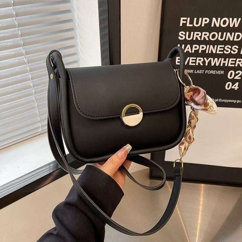 Ženska torbica pod pazuhom s teksturiranim PU materijalom i lancem, horizontalni kvadratni oblik, magnetska kopča