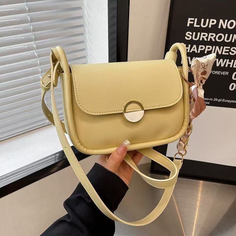 Ženska torbica pod pazuhom s teksturiranim PU materijalom i lancem, horizontalni kvadratni oblik, magnetska kopča