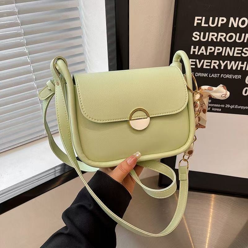 Ženska torbica pod pazuhom s teksturiranim PU materijalom i lancem, horizontalni kvadratni oblik, magnetska kopča