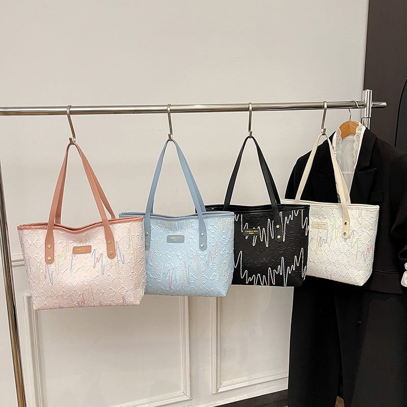 Чанта-кофа за жени — урбанистичен стил, полиестерно-памучен материал, цип за затваряне, хоризонтално квадратна форма, вътрешни джобове за телефон, документи и камера