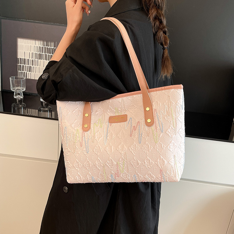 Чанта-кофа за жени — урбанистичен стил, полиестерно-памучен материал, цип за затваряне, хоризонтално квадратна форма, вътрешни джобове за телефон, документи и камера