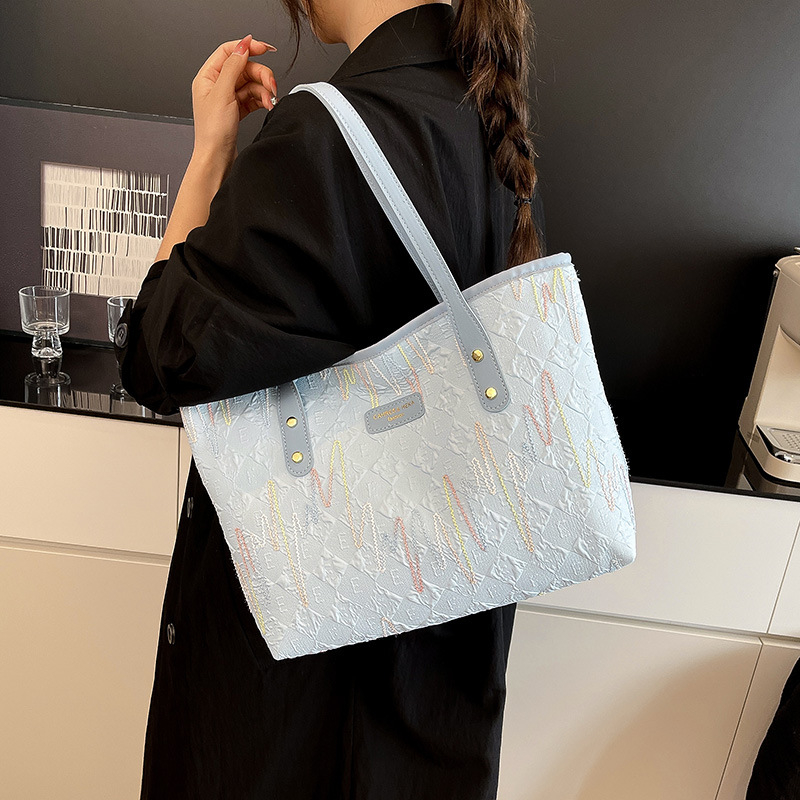 Чанта-кофа за жени — урбанистичен стил, полиестерно-памучен материал, цип за затваряне, хоризонтално квадратна форма, вътрешни джобове за телефон, документи и камера