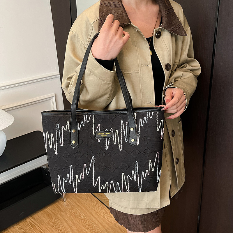 Чанта-кофа за жени — урбанистичен стил, полиестерно-памучен материал, цип за затваряне, хоризонтално квадратна форма, вътрешни джобове за телефон, документи и камера