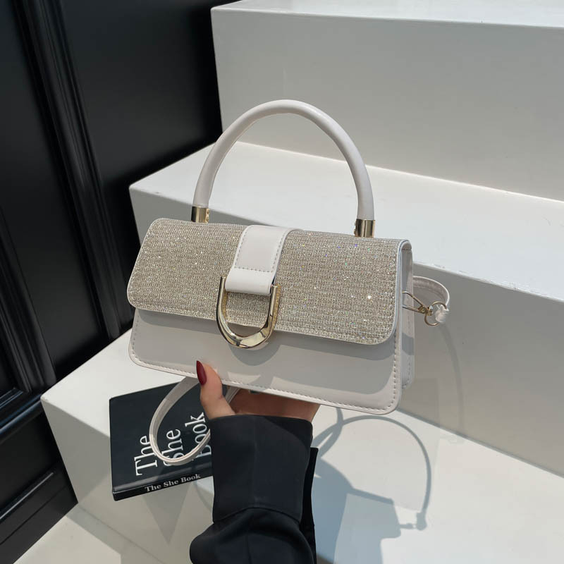 Crossbody torba, urbano-minimalistički stil, PU materijal, horizontalno kvadratnog oblika, zatvaranje preklopom, jedna naramenica