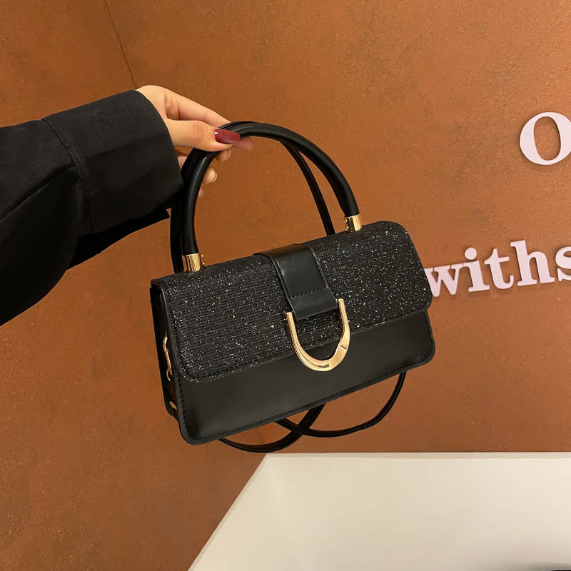 Crossbody torba, urbano-minimalistički stil, PU materijal, horizontalno kvadratnog oblika, zatvaranje preklopom, jedna naramenica