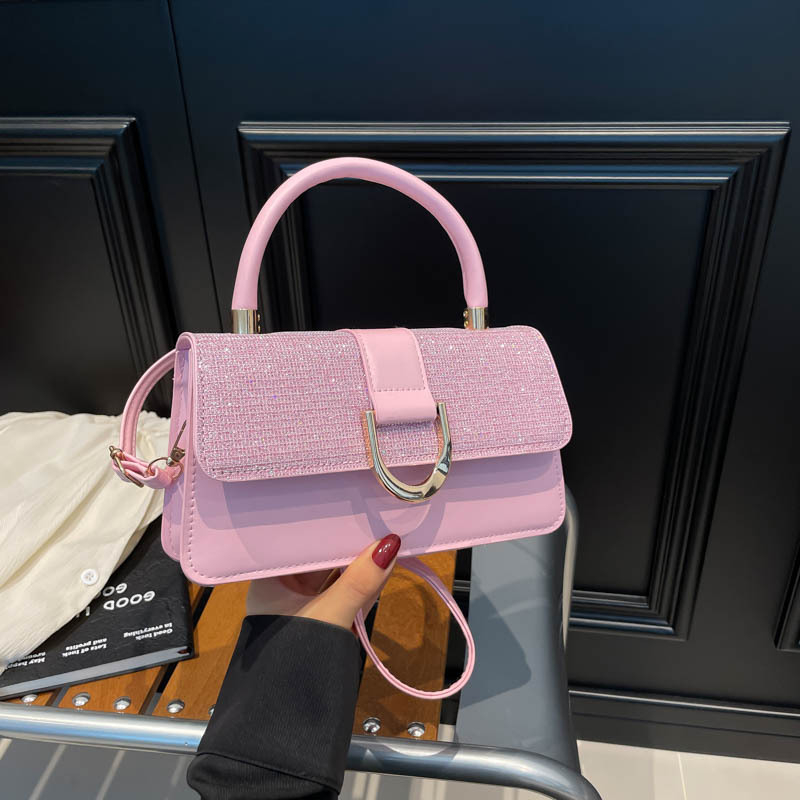 Crossbody torba, urbano-minimalistički stil, PU materijal, horizontalno kvadratnog oblika, zatvaranje preklopom, jedna naramenica