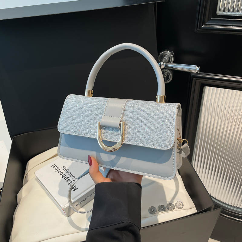 Crossbody torba, urbano-minimalistički stil, PU materijal, horizontalno kvadratnog oblika, zatvaranje preklopom, jedna naramenica