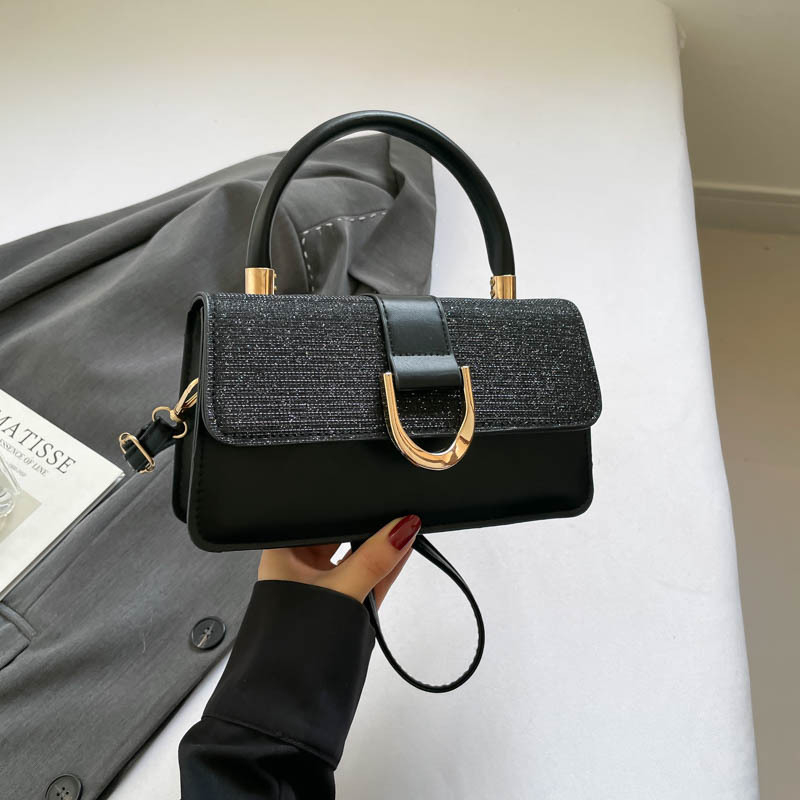 Crossbody torba, urbano-minimalistički stil, PU materijal, horizontalno kvadratnog oblika, zatvaranje preklopom, jedna naramenica