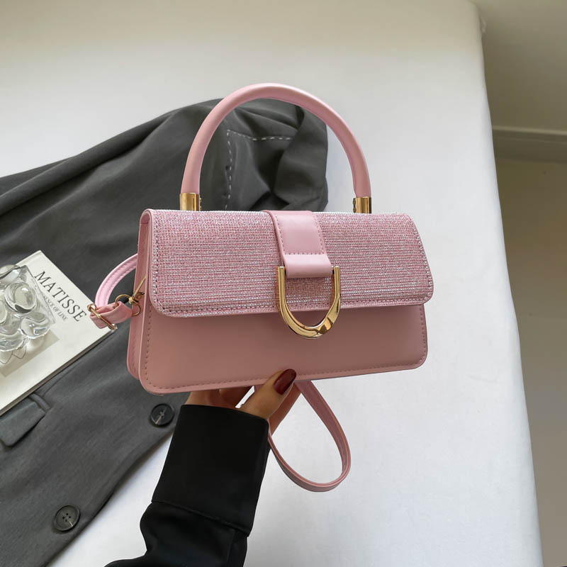 Crossbody torba, urbano-minimalistički stil, PU materijal, horizontalno kvadratnog oblika, zatvaranje preklopom, jedna naramenica