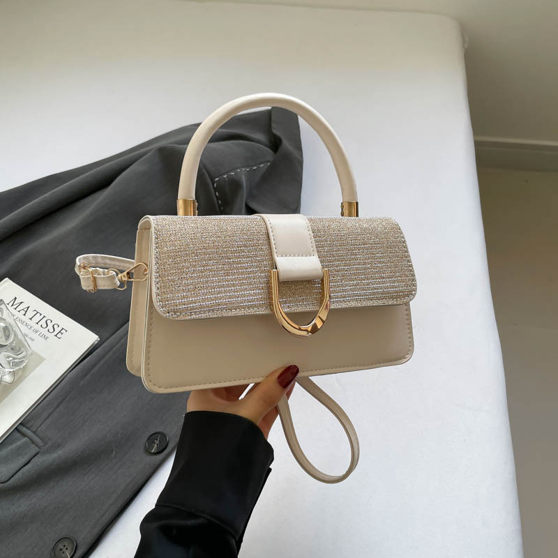 Crossbody torba, urbano-minimalistički stil, PU materijal, horizontalno kvadratnog oblika, zatvaranje preklopom, jedna naramenica