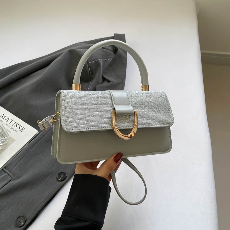 Crossbody torba, urbano-minimalistički stil, PU materijal, horizontalno kvadratnog oblika, zatvaranje preklopom, jedna naramenica