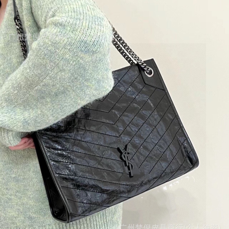 Torba Tote u uličenom stilu • Prava koža (koža prvog sloja) • Vodoravni kvadratni oblik • Magnetno kopčanje • Unutarnji džepovi: telefon, dokumenti, laminirani džep sa zatvaračem, džep za prijenosnik • Jesen 2025