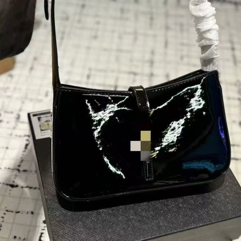 PVC Hobo torba s magnetskim zatvaranjem; podstava od poliester; torba s poklopcem; proljeće 2025
