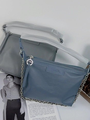 Mini crossbody torbica od najlona – podstava od poliestera, zatvarač, vodoravni četvrtasti oblik, trodimenzionalna vanjska stran
