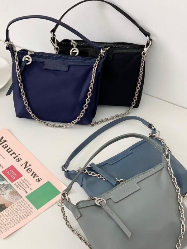 Mini crossbody torbica od najlona – podstava od poliestera, zatvarač, vodoravni četvrtasti oblik, trodimenzionalna vanjska stran