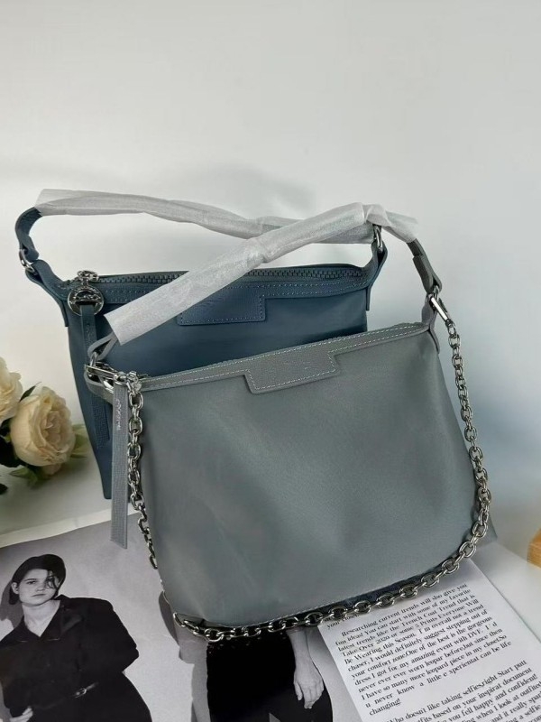 Mini crossbody torbica od najlona – podstava od poliestera, zatvarač, vodoravni četvrtasti oblik, trodimenzionalna vanjska stran