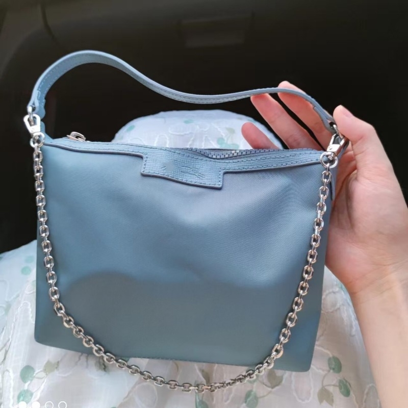 Mini crossbody torbica od najlona – podstava od poliestera, zatvarač, vodoravni četvrtasti oblik, trodimenzionalna vanjska stran