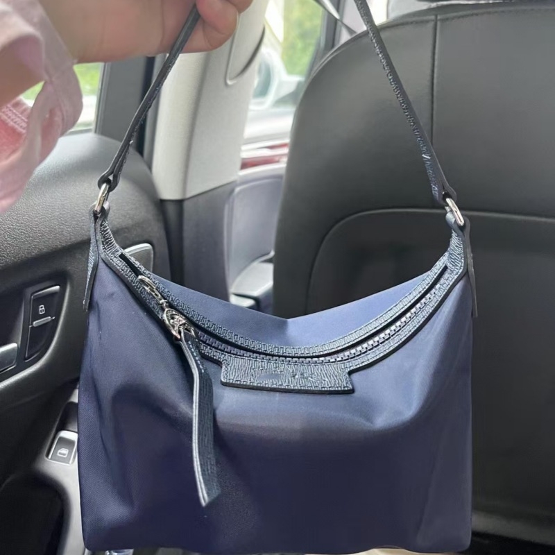 Mini crossbody torbica od najlona – podstava od poliestera, zatvarač, vodoravni četvrtasti oblik, trodimenzionalna vanjska stran