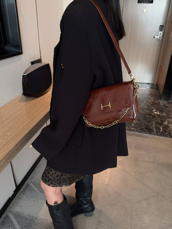 Crossbody torba od PU kože, kvadratnog oblika, casual stil, otvaranje poklopcem, podstava od poliester i pamuka, zimska kolekcija 2025