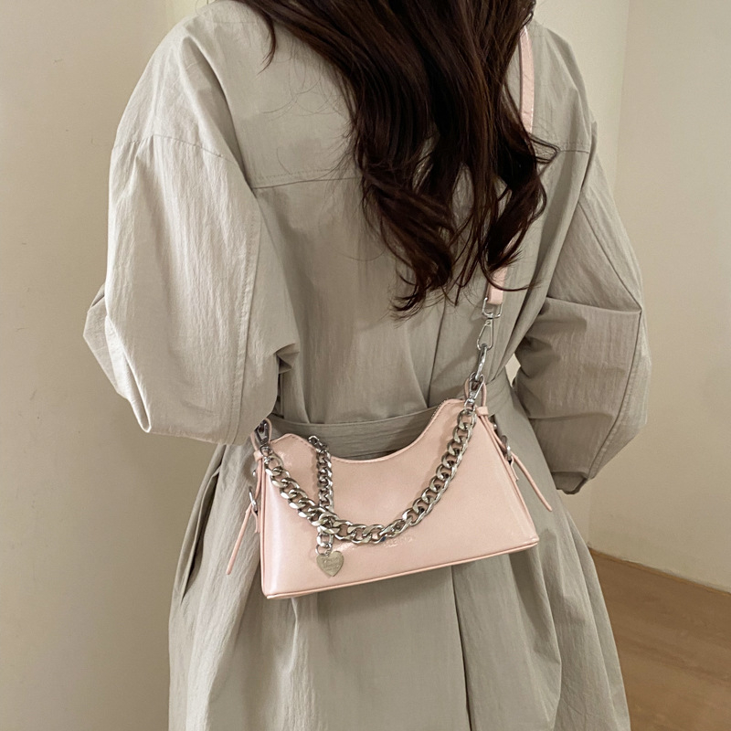Crossbody torba u urbanom minimalističkom stilu, Ultra-fiber materijal, horizontalno kvadratni oblik, zatvarač, džep za dokumente