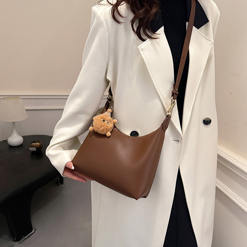 Crossbody torba od PU-a, dumpling-oblik, zatvaranje zipom, bez podstave, s jednom naramenicom