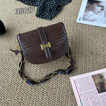 Torba za pazuh s teksturiranim dizajnom, PU materijal, mala veličina, vodoravni kvadratni oblik, zatvaranje zipom, unutarnji džepovi za telefon i identifikacijsku karticu, gradski minimalistički stil.