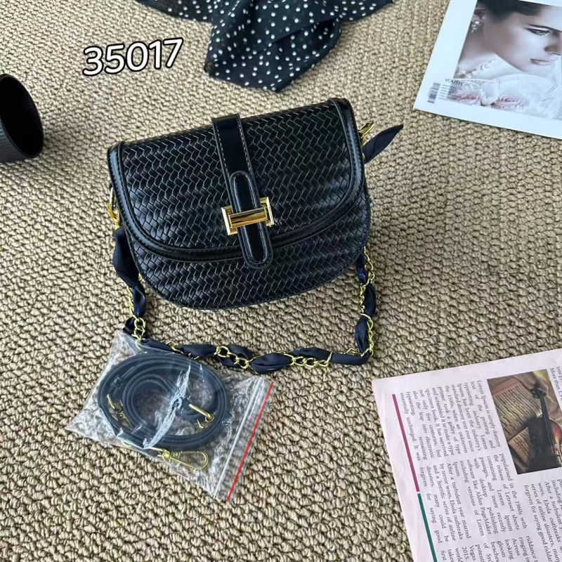 Torba za pazuh s teksturiranim dizajnom, PU materijal, mala veličina, vodoravni kvadratni oblik, zatvaranje zipom, unutarnji džepovi za telefon i identifikacijsku karticu, gradski minimalistički stil.