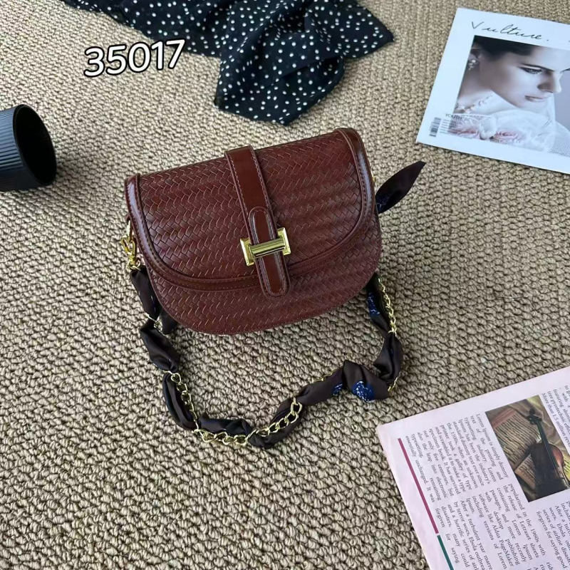 Torba za pazuh s teksturiranim dizajnom, PU materijal, mala veličina, vodoravni kvadratni oblik, zatvaranje zipom, unutarnji džepovi za telefon i identifikacijsku karticu, gradski minimalistički stil.