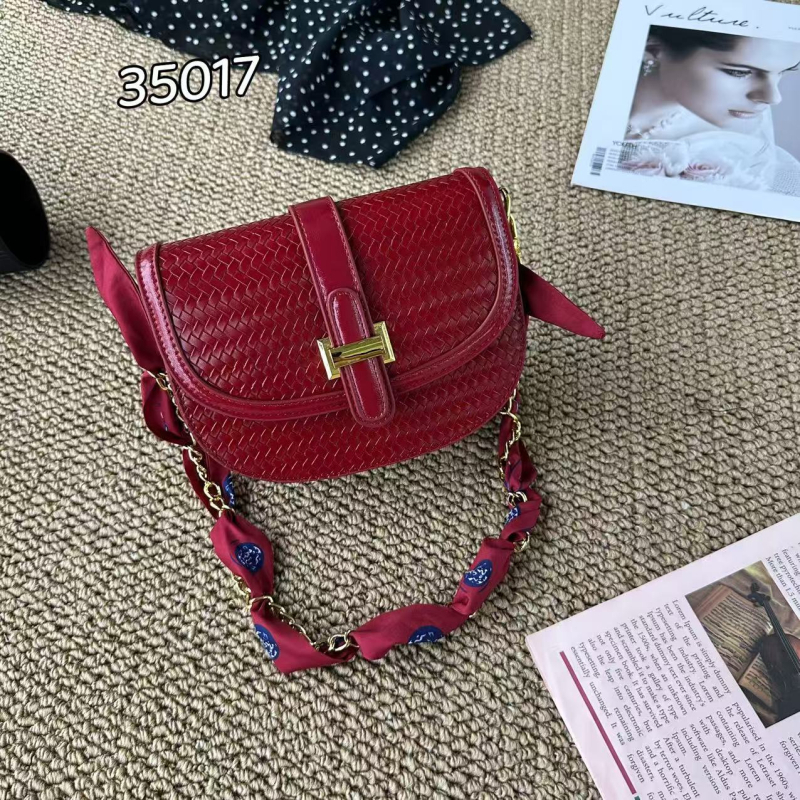 Torba za pazuh s teksturiranim dizajnom, PU materijal, mala veličina, vodoravni kvadratni oblik, zatvaranje zipom, unutarnji džepovi za telefon i identifikacijsku karticu, gradski minimalistički stil.