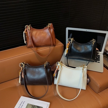 Crossbody torba od PU materijala; zatvaranje rajsferšikom; podstava od poliestera; kvadratnog oblika; džepovi za telefon i dokumente