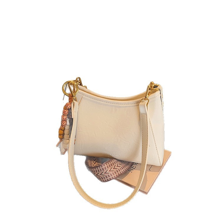 Crossbody torba od PU materijala; zatvaranje rajsferšikom; podstava od poliestera; kvadratnog oblika; džepovi za telefon i dokumente