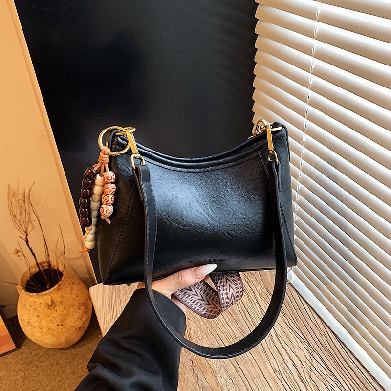 Crossbody torba od PU materijala; zatvaranje rajsferšikom; podstava od poliestera; kvadratnog oblika; džepovi za telefon i dokumente