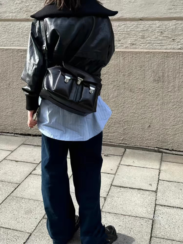 Messenger torbica od prve slojevine bikine kože, jednoramena, zaključavanje na bravy, platnena podstava, skriveni džep sa zipom
