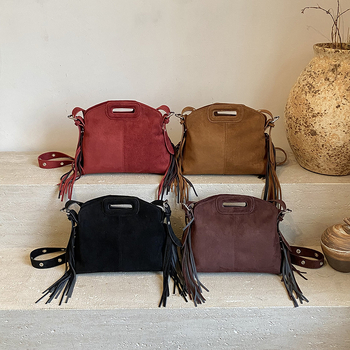 Ženska torbica satchel s resicama, velur koža, crossbody stil, horizontalni četverokutni oblik, otvoreni dizajn, pretinac na zip, pretinac za telefon i dokumente