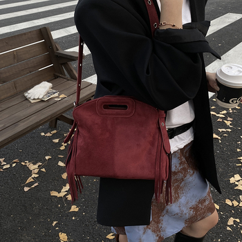Ženska torbica satchel s resicama, velur koža, crossbody stil, horizontalni četverokutni oblik, otvoreni dizajn, pretinac na zip, pretinac za telefon i dokumente