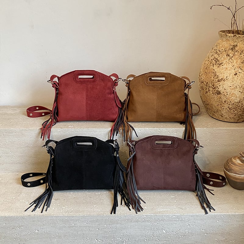 Ženska torbica satchel s resicama, velur koža, crossbody stil, horizontalni četverokutni oblik, otvoreni dizajn, pretinac na zip, pretinac za telefon i dokumente